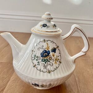 ROYAL TARA Fine Bone China Ireland Blue Corn Flower Teapot Discontinued NWT‎